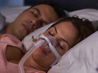 maschera-nasale-per-CPAP-paziente-affetto-da-apnea-nel-sonno-ResMed-400x300